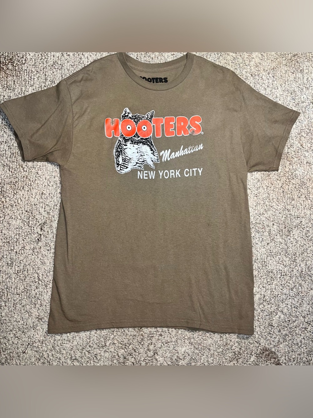 Men’s vintage style Large T-Shirt Manhattan NYC HOOTERS 🦉 Brown